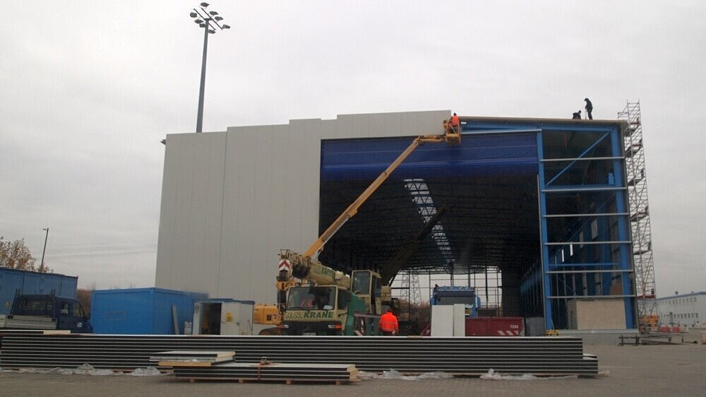 Die neue Halle im Sassnitzer Hafen wird von Euros für zunächst ein bis zwei Jahre gemietet Die neue Halle im Sassnitzer Hafen wird von Euros für zunächst ein bis zwei Jahre gemietet